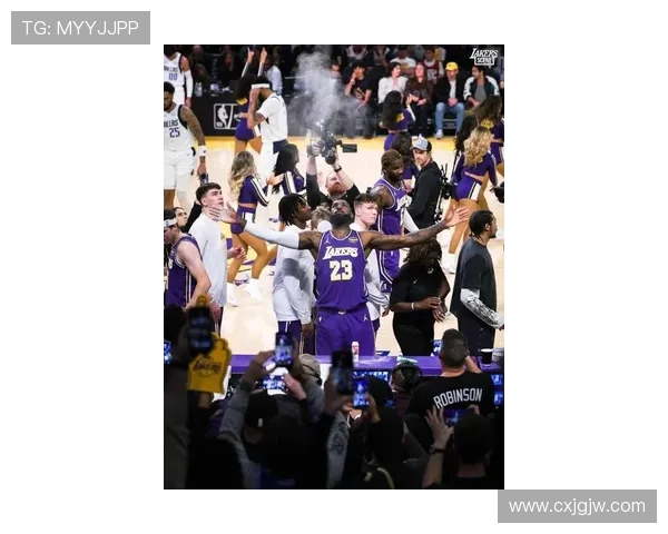 湖人召回布朗尼詹姆斯重返一队全力冲击季后赛舞台