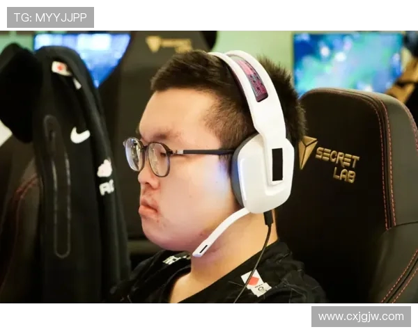 Keria晒训练与生活瞬间传递竞技精神迎接快乐年末赛场内外光